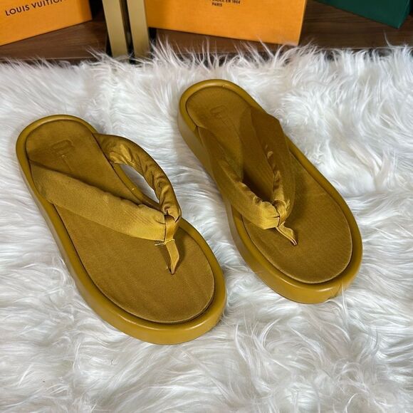 Mustard color flip flops. Unworn - Picture 1 of 5